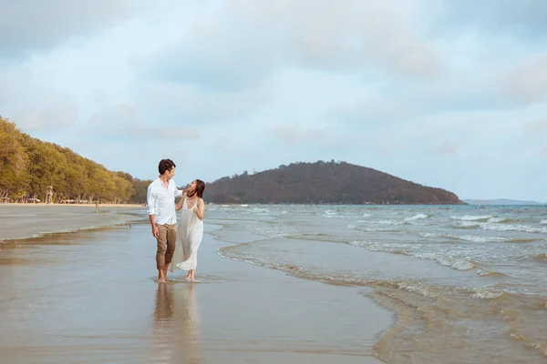 Pareja Joven Cogida Mano Corriendo Por Playa —  Fotos de Stock