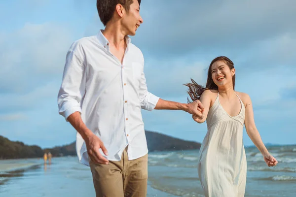 Pareja Joven Cogida Mano Corriendo Por Playa —  Fotos de Stock