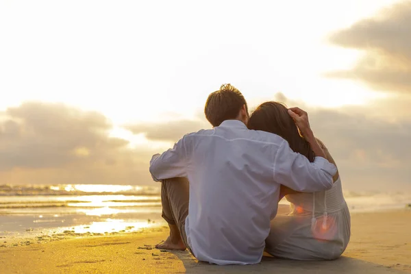 Couple Amoureux Regarder Coucher Soleil Ensemble Sur Plage Voyage Vacances — Photo