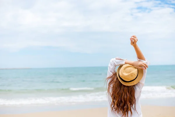 Kadın Plajda Elini Kaldırdı Şapka Takan Mutlu Kadın — Stok fotoğraf