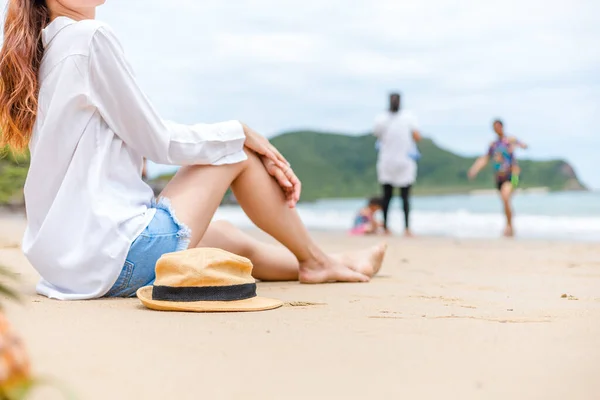 Jeune Femme Assise Seule Sur Plage Île Concept Voyage — Photo