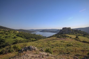 Geniş alan tepe ve manzara, terk edilmiş bina, üst tepe kale Çanakkale Türkiye'de