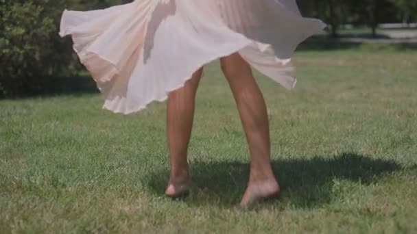 Mujer Descalza Vestido Rosa Bailando Spinning Vestido Rosa Sobre Hierba — Vídeo de stock