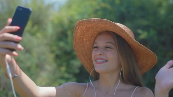 Menina Atraente Chapéu Palha Segurando Smartphone Ter Conversa Vídeo Parque — Vídeo de Stock