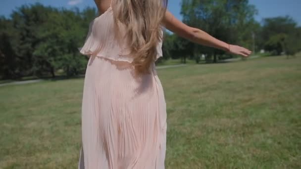 Slow Motion Jovem Cabelos Longos Senhora Rodadas Vestido Rosa Danças — Vídeo de Stock