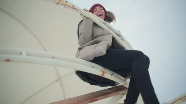 Ralenti Faible Angle Tir Jolie Fille Soulève Les Mains Balançoires — Video