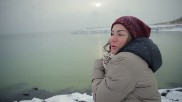 Tatlı Güzel Kız Winterjcket Gülümseme Ile Tamamladı Daha Kış Sahilde — Stok video