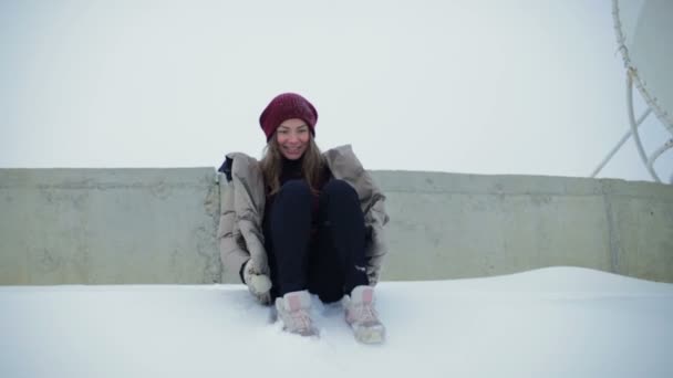 慢动作漂亮的女孩从隆起滑落下来 在无尽的阴天下 在冬天令人钦佩地尖叫 — 图库视频影像