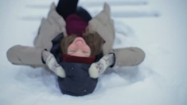 Slow Motion Mooi Meisje Een Winterjacket Met Capuchon Sneeuw Bos — Stockvideo