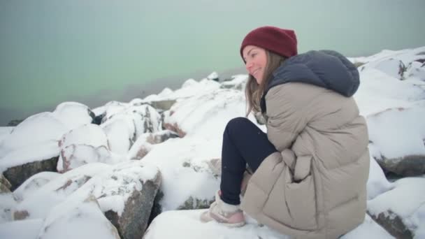 Schöne Verträumte Frau Sitzt Einem Kalten Wintertag Felsigen Strand Gegen — Stockvideo