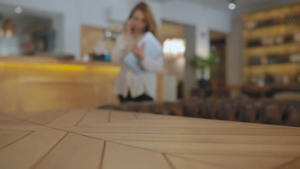 Blonde Vrouw Zitten Aan Tafel Surfen Internet Met Behulp Van — Stockvideo