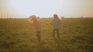 sevimli küçük kız eğleniyor yaz alanına sunset bulvarında