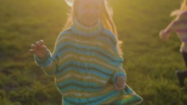 sevimli küçük kız eğleniyor yaz alanına sunset bulvarında