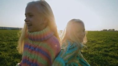 sevimli küçük kız eğleniyor yaz alanına sunset bulvarında