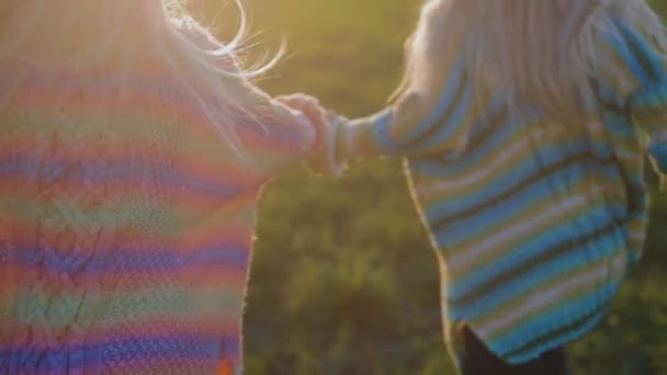 Zeitlupe Entzückende Blonde Zwillingsmädchen Stehen Und Schauen Beiseite Zwischen Frischen — Stockvideo
