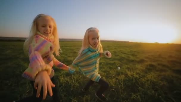 Niedlichen Kleinen Schwestern Spaß Sommer Feld Bei Sonnenuntergang — Stockvideo