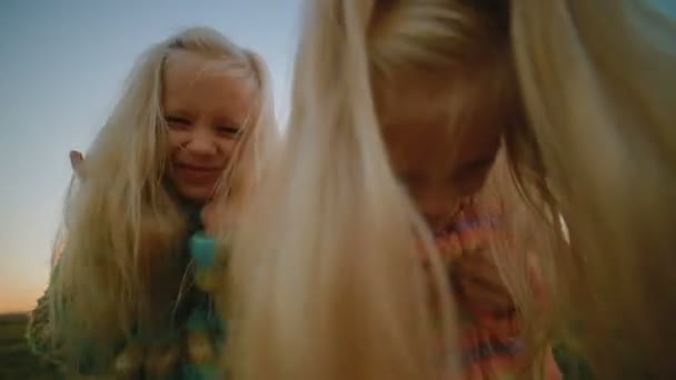 Lustige Zwillingsschwestern Schütteln Einem Schönen Frühlingsabend Lange Haare Vor Der — Stockvideo