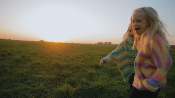 Urocza Blondynka Slow Motion Twin Dziewczynki Stać Patrzeć Bok Wśród — Wideo stockowe