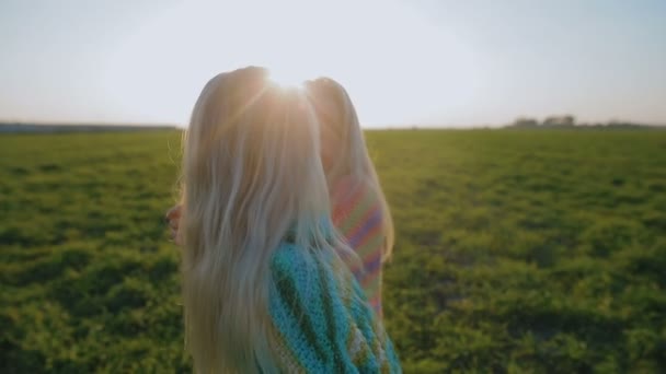 Rallentatore Adorabile Bionda Gemelle Bambine Piedi Guardare Parte Tra Prato — Video Stock