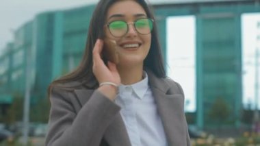 uzun siyah saçlı görüşmeleri telefon sonbahar gün şehir merkezinde olan mutlu kadın