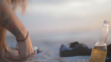 genç adam spor ayakkabı alır ve kumlu plaj akşamları kızla el ele katılmadan ishal