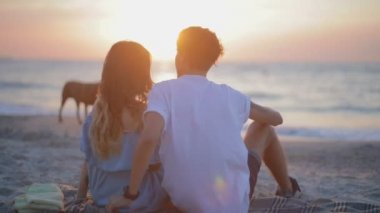 ağır çekim arka görünümü delikanlı kız üzerinde çizgili ekose mavi deniz kenarında resimsel günbatımı karşı hugs