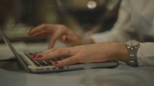 Câmera Lenta Mãos Femininas Com Relógio Pulso Digitando Laptop Mesa — Vídeo de Stock