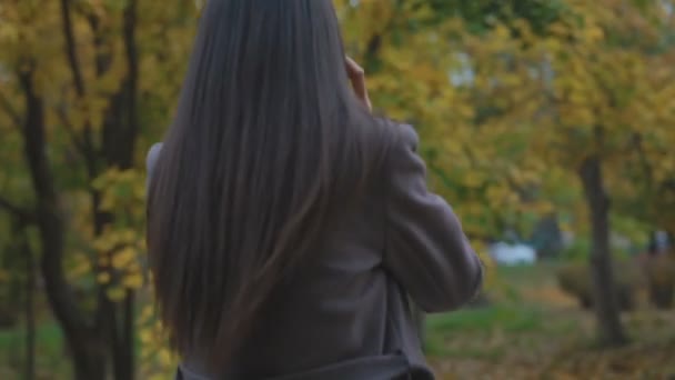 Esmer Kadınla Kahve Güzel Park Sarı Ağaçlarda Telefonda Konuşuyor — Stok video