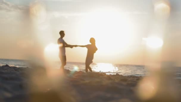 Pareja Siluetas Bailan Playa Arena Contra Mar Reflejando Los Rayos — Vídeos de Stock