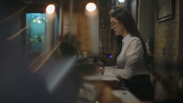 Mooie Vrouw Glazen Zittend Aan Tafel Met Wijnglas Bezig Met — Stockvideo