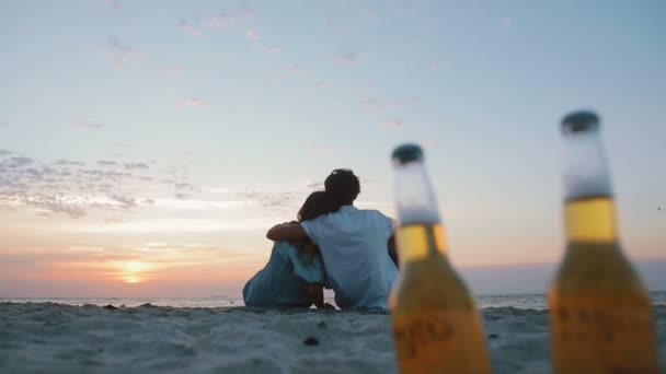 Vista Posterior Hombre Mujer Jóvenes Sentados Abrazándose Playa Arena Contra — Vídeos de Stock