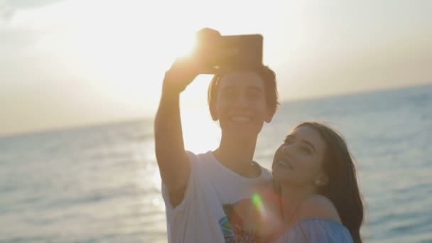 Jeune Couple Éclairé Par Soleil Scintillant Soir Faisant Selfie Avec Clip Vidéo