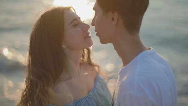 Joven Mujer Azul Vestido Besos Chico Contra Reflejando Luz Del — Vídeos de Stock