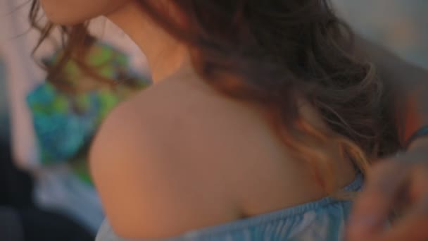 Slow Motion Closeup Cara Abraços Menina Ombro Aberto Vestido Verão — Vídeo de Stock