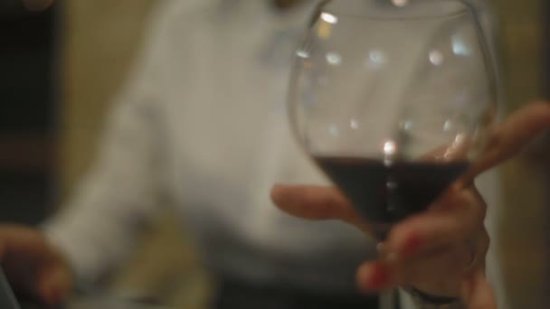 Γυναίκα Στην Λευκή Μπλούζα Πόσιμο Κόκκινο Κρασί Στο Καφέ Τραπέζι — Αρχείο Βίντεο