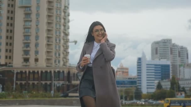 Mooie Langharige Jongedame Modieuze Jas Fanning Gesprekken Telefoon Drinkt Koffie — Stockvideo