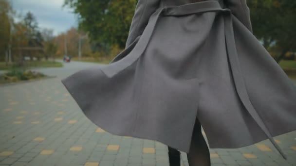 Lady Lange Jas Met Riem Wandelingen Draait Camera Herfst Park — Stockvideo