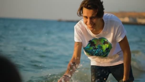 Giovane Uomo Con Tatuaggio Shirt Bianca Spruzza Acqua Mare Sulla — Video Stock