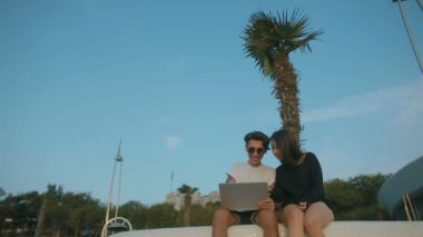 duygu mutlu ve yükselterek genç Romantik Çift, laptop açık eller