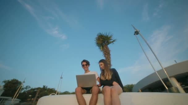 Couple Amoureux Assis Sur Parapet Béton Avec Ordinateur Portable Gris Clip Vidéo