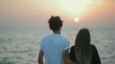 Dalgalar yaz akşamları dalgalanan içinde güneş ışığı hayran Çift