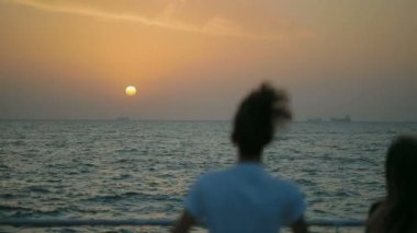 Dalgalar yaz akşamları dalgalanan içinde güneş ışığı hayran Çift