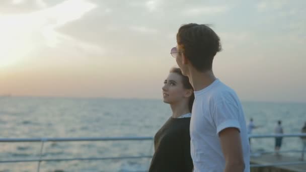 Kadın Adam Ellerini Katılmadan Boardwalk Yürü Denize Karşı Selfie Için — Stok video