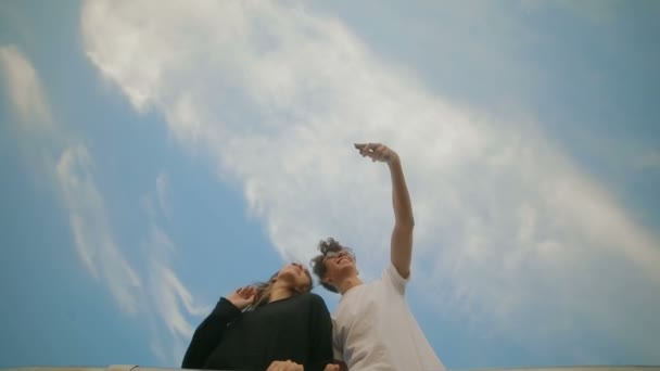 Ζευγάρι Κάνει Selfie Κρατώντας Στο Μεταλλικό Κιγκλίδωμα Σύμφωνα Συννεφιασμένο Ουρανό — Αρχείο Βίντεο