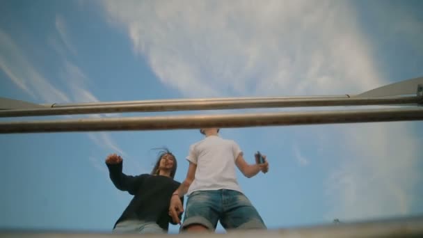 Ζευγάρι Τρέχει Άκρη Boardwalk Και Αύξηση Ενωμένα Χέρια Στο Μεταλλικό — Αρχείο Βίντεο
