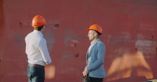 Engenheiro Camisa Arquiteto Terno Tanto Capacetes Laranja Apertar Mãos Discutir — Vídeo de Stock