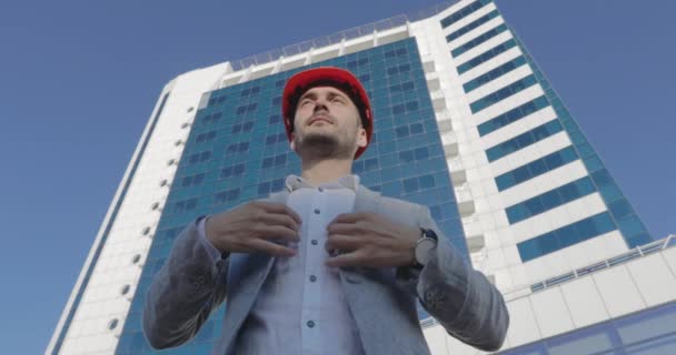 Hombre Tiro Ángulo Bajo Con Cerdas Pone Casco Naranja Mira — Vídeos de Stock