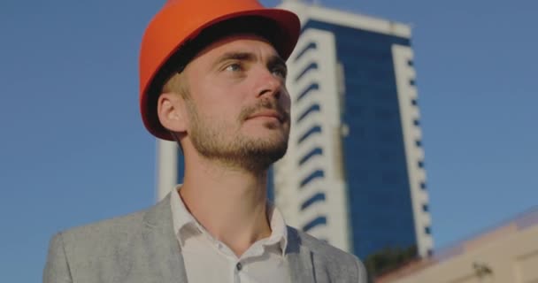 Ingeniero Vista Cercana Con Rastrojo Diseño Casco Naranja Mira Distancia — Vídeos de Stock