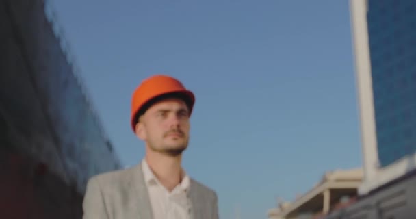 Man Met Designer Stoppels Pak Oranje Helm Loopt Zoek Naar — Stockvideo