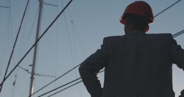 Rückseite Nahsicht Mann Mit Helm Silhouette Gegen Yachtmasten Und Helle — Stockvideo